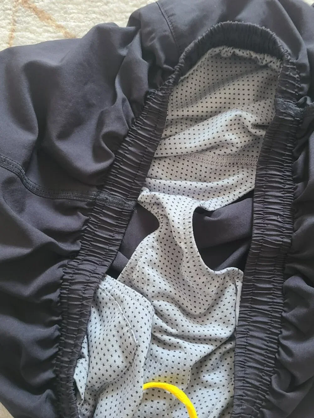 Under Armour Escape 5” Woven Running Shorts Men’s M Black Yellow Drawstring 2013